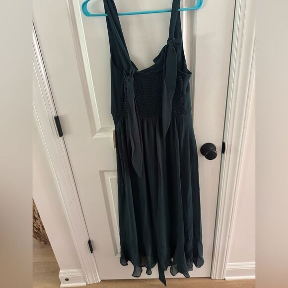 Show me your Mumu Claire midi dress in emerald chiffon - Picture 3 of 6